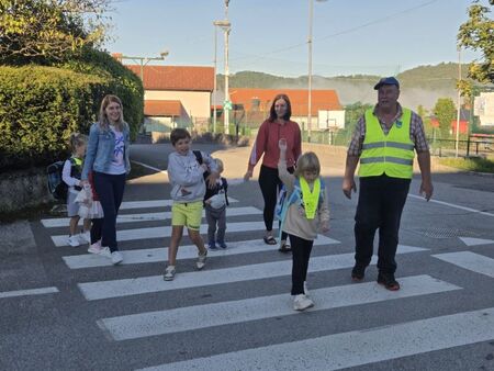 Da je zebra edina varna pot za prečkanje cestišča vedo tako mame kot njihovi otroci tudi na OŠ Jelšane